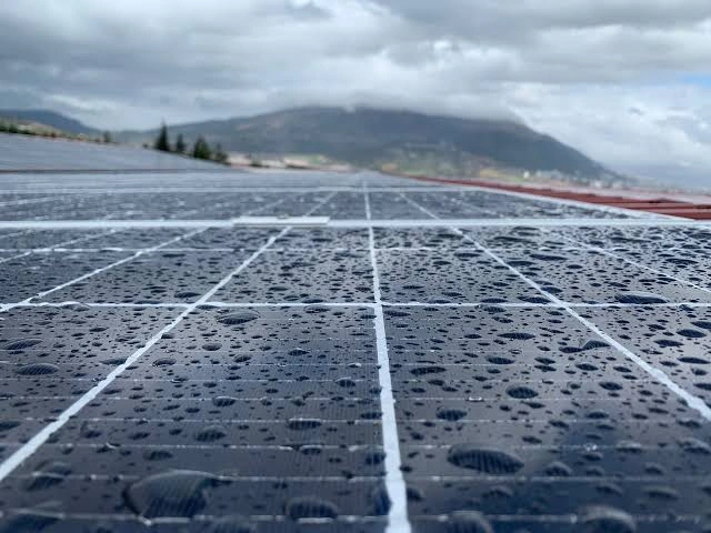 does rain clean solar panels